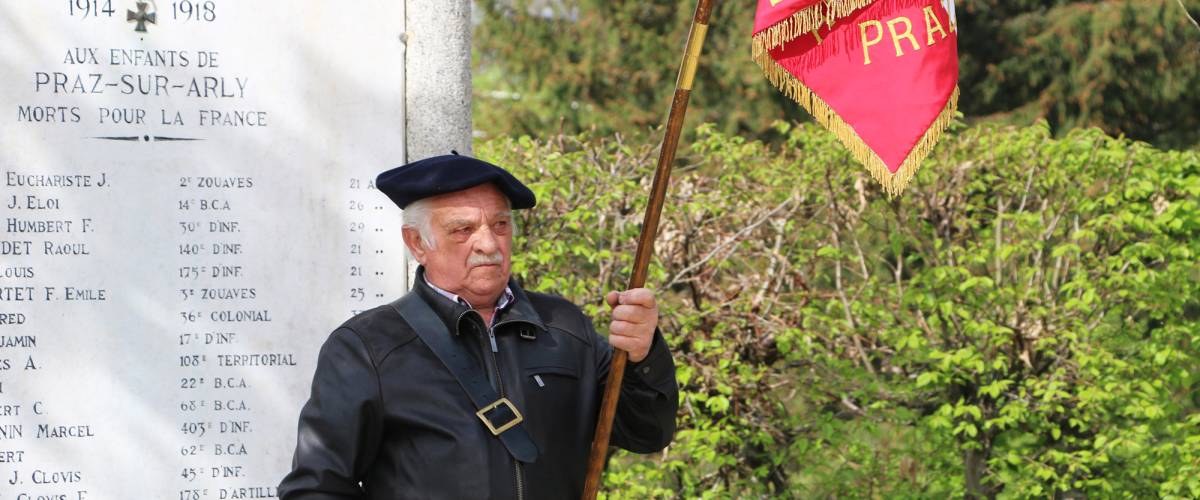 Porte-drapeau Roger Morand devant le monument aux morts - Pierre Bessy