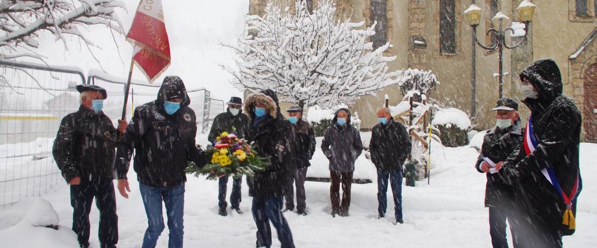 Cérémonie au Monument aux Morts à Praz le 5 décembre.