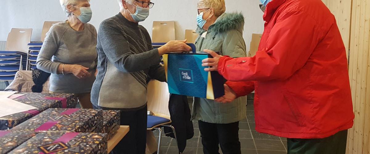 Les Anciens récupèrent le colis de Noël.