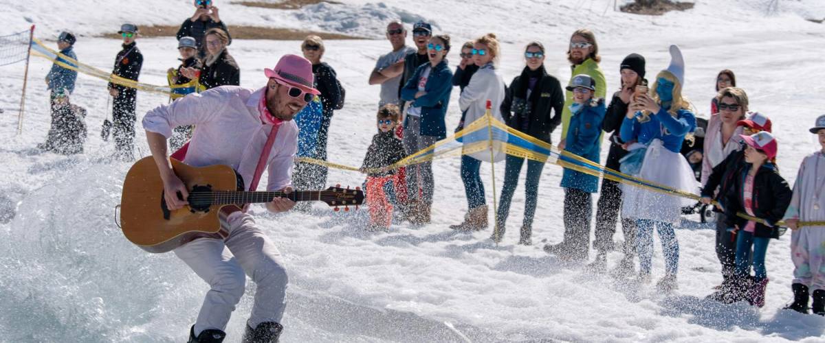 Skieur dans l'eau avec guitare à Praz-sur-Arly