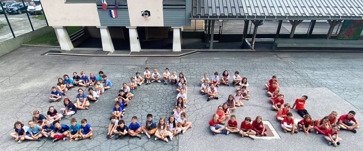 Ecole Praz label Génération 2024 dans la cour