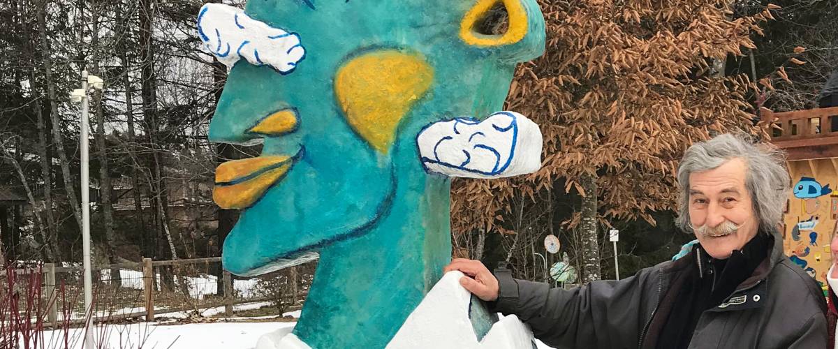 Louis Chabaud au mini-golf d'art singulier de Praz-sur-Arly, devant une de ses œuvres - Mairie de Praz-sur-Arly