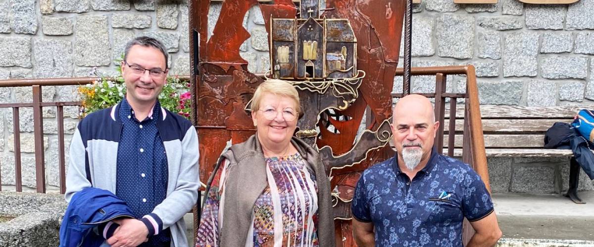 Mme Arlette Salvo, maire de La Ciotat, entourée du maire de Praz-sur-Arly, Yann Jaccaz (à gauche) et de Pierre Bessy, 1er adjoint au maire.