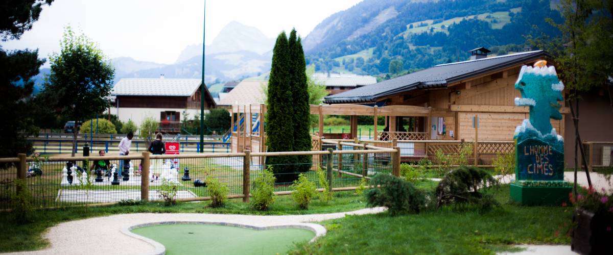 Mini golf, jeu d'échecs et Club House de la Plaine des Belles