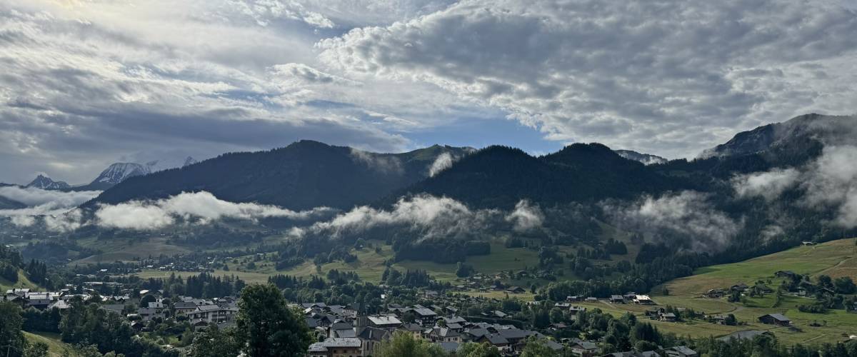 Praz sous un ciel orageux