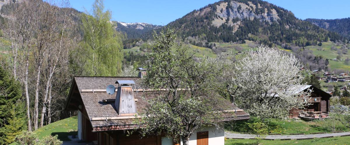 Un chalet à Praz-sur-Arly et le Mont Lachat au fond