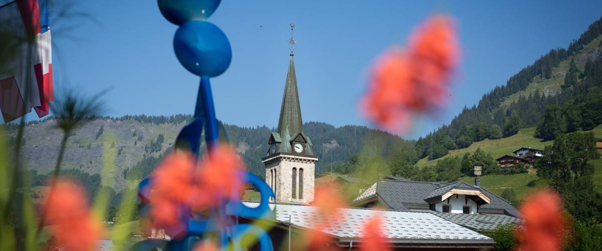 L'église de Praz-sur-Arly et fleurs devant la mairie