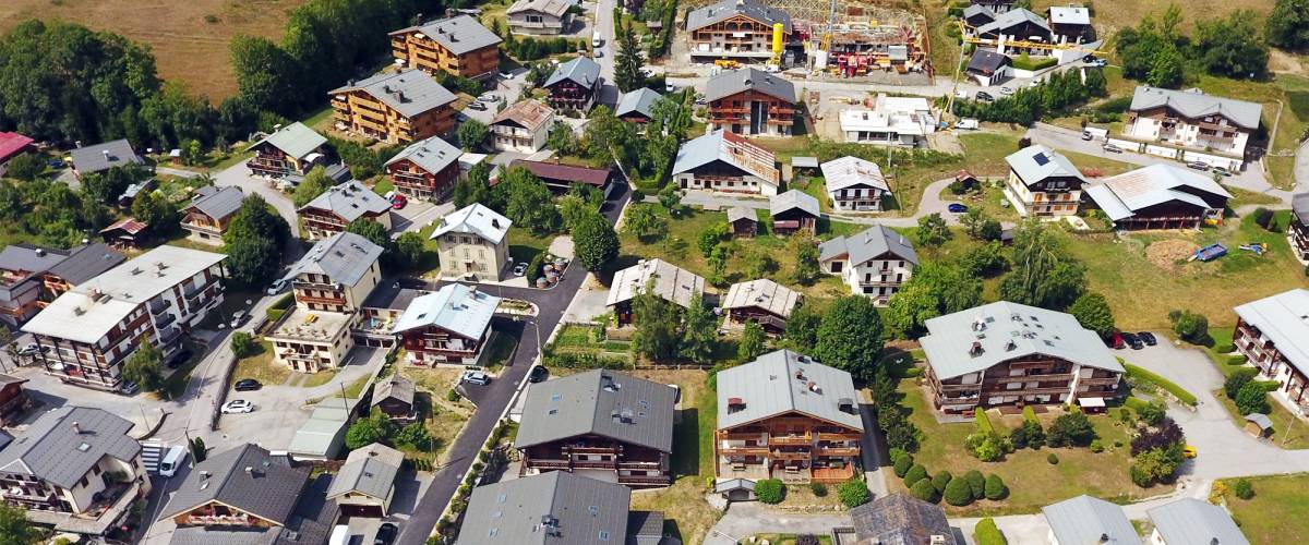 Vue de Praz sur laquelle on aperçoit plusieurs copropriétés