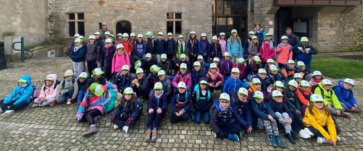 Les Petits Pralins devant la mairie de Roscoff.