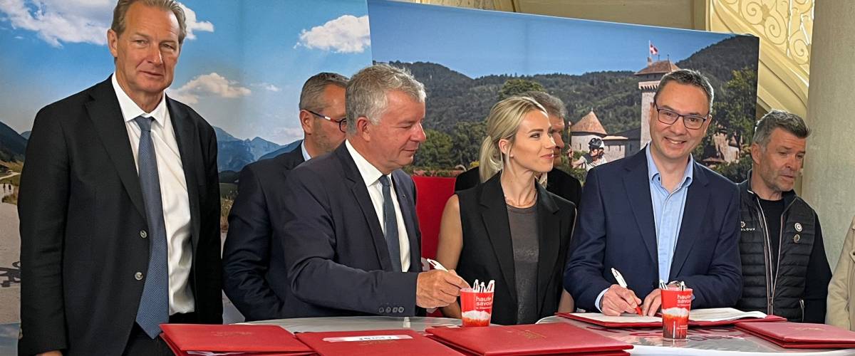 Marion Rousse et Yann Jaccaz signent la convention officialisant Praz sur Arly comme ville de départ du Tour de France Femmes avec Swift