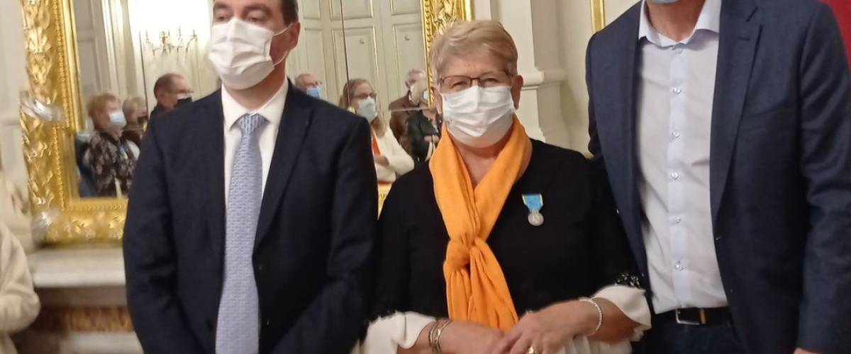Jeaninne Tissot reçoit une médaille des mains du Préfet.