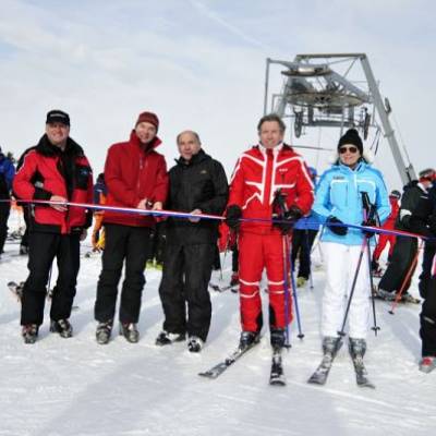 De gauche à droite, au sommet du téléski des 3 Coins : Bernard Baronnat (directeur de Val d'Arly Labellemontagne), Jean-Yves Remy (PDG de Labellemontagne), Yann Jaccaz (maire de Praz-sur-Arly), Jean-Paul Rossat-Mignod (maire de Notre-Dame-de-Bellecombe), Georges Morand (conseiller général du canton de Sallanches), Sylviane Grosset-Janin (maire de Megève) et Jean Labrousse (conseiller municipal de Praz-sur-Arly en charge des remontées mécaniques)