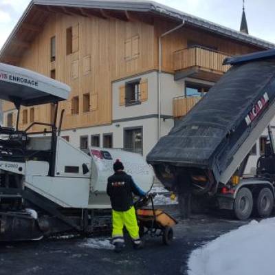 Route du Nant du Praz : finisseur et camion-benne