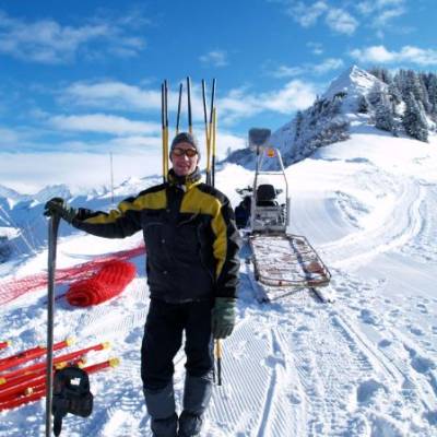 Un pisteur en action au Quezet, en décembre 2009