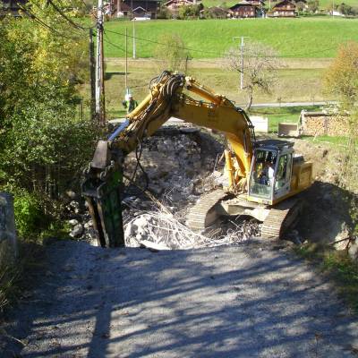Le pont de la Rosière pendant l'intervention de la pelleteuse le 17 octobre 2011