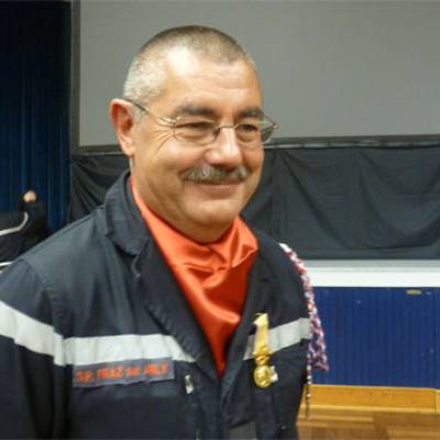 Didier Joguet reçoit la médaille d'honneur d'ancienneté pour ses 30 ans de courage et  de dévouement chez les pompiiers, le 2 décembre 2011.