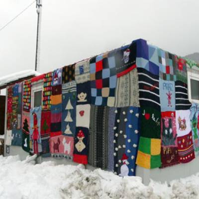 Habillage des toilettes des pistes avec des tricots réalisés par des Pralins, le 13 décembre 2011.