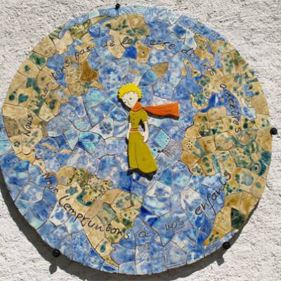 Mappemonde représentant Le Petit Prince en raku (céramique) réalisée par les élèves de CP au CM2 en partenariat avec Laurent Castelain, accrochée sur le mur de l'OT en juin 2012