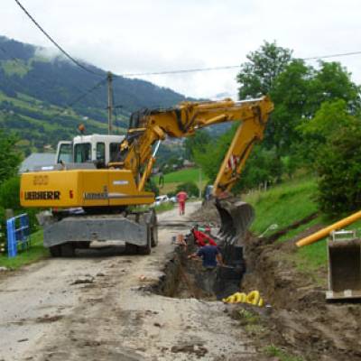 Construction du réseau d'assainissement dans le hameau de Réon bientôt terminés, photographiés le 3 juillet 2012. Le goudronnage sera fait fin août afin de ne pas perturber l'activité touristique.