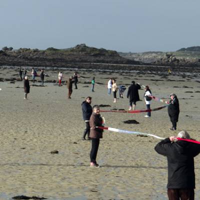 Écharpe de 1 000 m de longue tricotée par des amateurs de tricot (dont 200 m par des Pralins), en soutien à l'Association roscovite contre les myopathies et au profit du Téléthon.