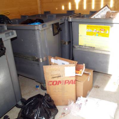 Sacs et déchets laissés à même le sol alors que les poubelles ne sont pas pleines