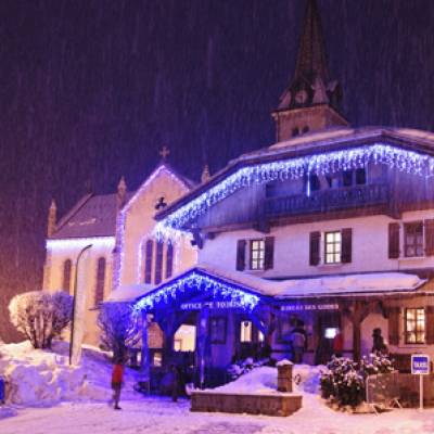 Office de tourisme et place de l'Église de Praz-sur-Arly sous la neige, le 1er janvier 2013 - Gaël Joncour/www.detailphoto.com