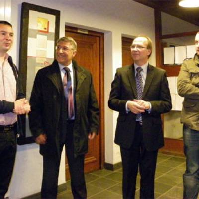 Inauguration du nouveau DAB aux côtés de M. Delissnyder (directeur des agences des Pays de Savoie) et M. Philippe Benard (directeur de l'agence mégevane)