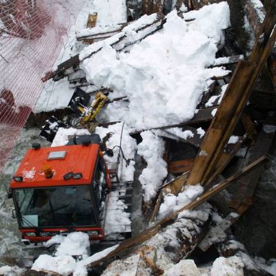Évacuation d'une dameuse tombée dans Cassioz, suite à l'effondrement de la passerelle reliant les Varins au domaine nordique, le 2 février 2013 - Yann et Jean-Paul Jaccaz