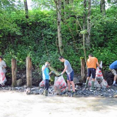 Opération de nettoyage des berges de l'Arly le 1er mai 2019
