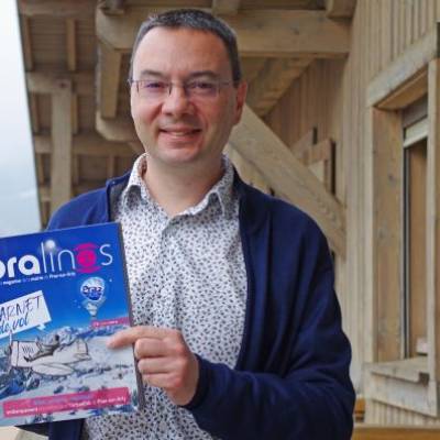 Yann Jaccaz portant le magazine municipal Pralines n°8 en mai 2019 - Sylvie Bessy
