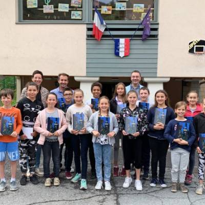 École des Éterlous : livre offert aux élèves de CM2 par l'Éducation nationale, avant leur entrée au collège, le 21 juin 2019