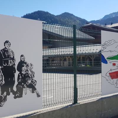 Œuvre de l'exposition « Patrimoine contemporain : la naissance du tourisme montagnard » d'Adrianna Wojcik Muffat-Jeandet, donnant sur la cour de l'école des Éterlous