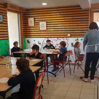 Élèves de primaire durant le déjeuner : 1er service