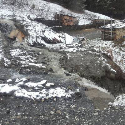 Route d'accès à Chevan coupée au niveau du Stiard