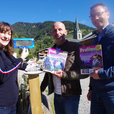 Comité rédactionnel du magazine avec, de gauche à droite : Marie-Anaïs Lien, chargée de communication de la mairie, Rudolf Klein, directeur artistique de VLDgraphic Lyon, et Yann Jaccaz, maire de Praz-sur-Arly