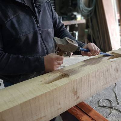 Agent travaillant sur le chalet en bois, destiné au rond-point des Rafforts, le 21 mars 2022