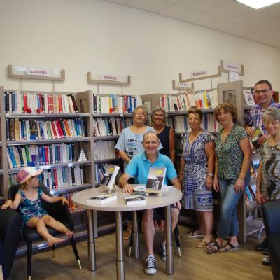 Séance de dédicace organisée dans les locaux de Biblio Praline, le 20 juillet 2022 © Sylvie Bessy
