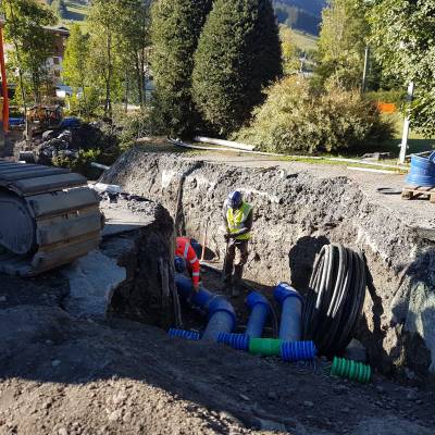 Installation de la nouvelle canalisation d’eau potable, vue depuis la route des Varins, en septembre 2022 - Marie-Anaïs Lien