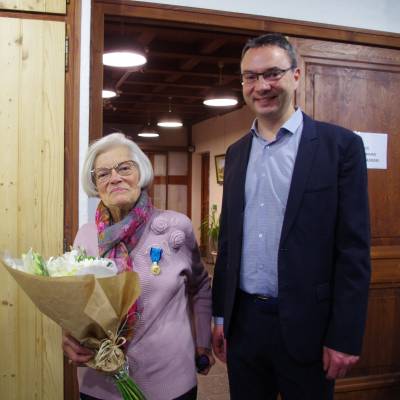 Odette Joguet décorée par le maire, Yann Jaccaz, Maire de Praz-sur-Arly - Sylvie Bessy