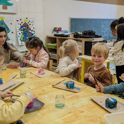 Confection de pots à bougie dans la classe des MS/GS à l'école Saint-Joseph de Praz-sur-Arly, le 15 décembre 2023 - Marie-Anaïs Lien