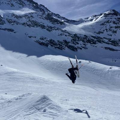 Le backflip de Charline à Valfréjus (course 3* en ski freeride 2023-2024) - Damien Ouvrier-Bonnaz