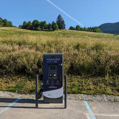 Borne de recharge pour véhicules électriques et hybrides, rue de la Tonnaz, entre le pôle médical et le cimetière - Marie-Anaïs Lien