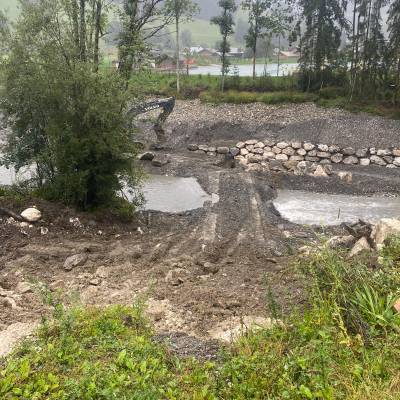 Confortement d'une berge de l'Arly en amont du lac, vu depuis Intermarché, le 9 septembre 2024 - Jean-Damien Berton
