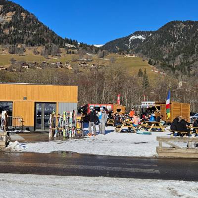 Salle de la Rosière, food trucks et racks à skis photographiés le 18/01/2025 - David Morineau