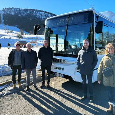 Des élus de Praz et le président de Borini, Romain Borini, devant le nouveau skibus fontionnant au gaz naturel - Ets Borini