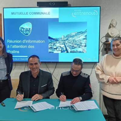 Le maire, Yann Jaccaz, et la conseillère municipale, Sophie Juelle, aux côtés de Hervé Wery, directeur général de la Mutuelle Entrenous, et Alicia Carpentier, responsable du réseau de la mutuelle. - Mutuelle Entrenous
