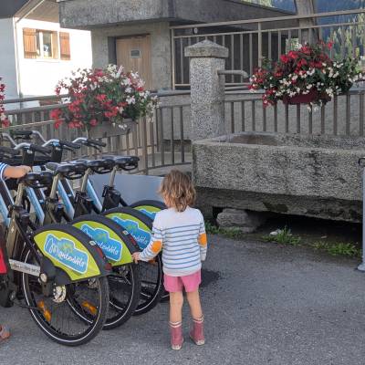 Station de vélos Montenvélo située sur le parking de la Mairie - Marie-Anaïs Lien