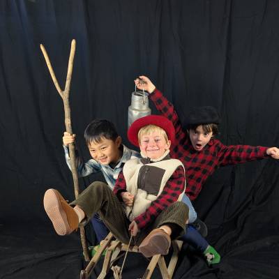 Avec les pot à lait, panier en osier, chemise à carreaux et autres accessoires, les élèves ont adoré représenter des scènes de l’époque de leurs grands-parents ! - Marie-Anaïs Lien