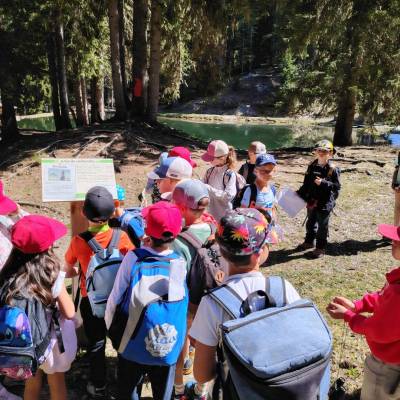 Le 23 avril, les élèves en CE1, CM1 et CM2 ont exploré la faune, la flore et les milieux montagnards aux côtés d’éducatrices du Centre de la nature montagnarde. - Françoise Perrin