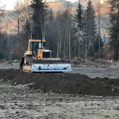 Un engin creuse pour faire le lac de Praz sur Arly
